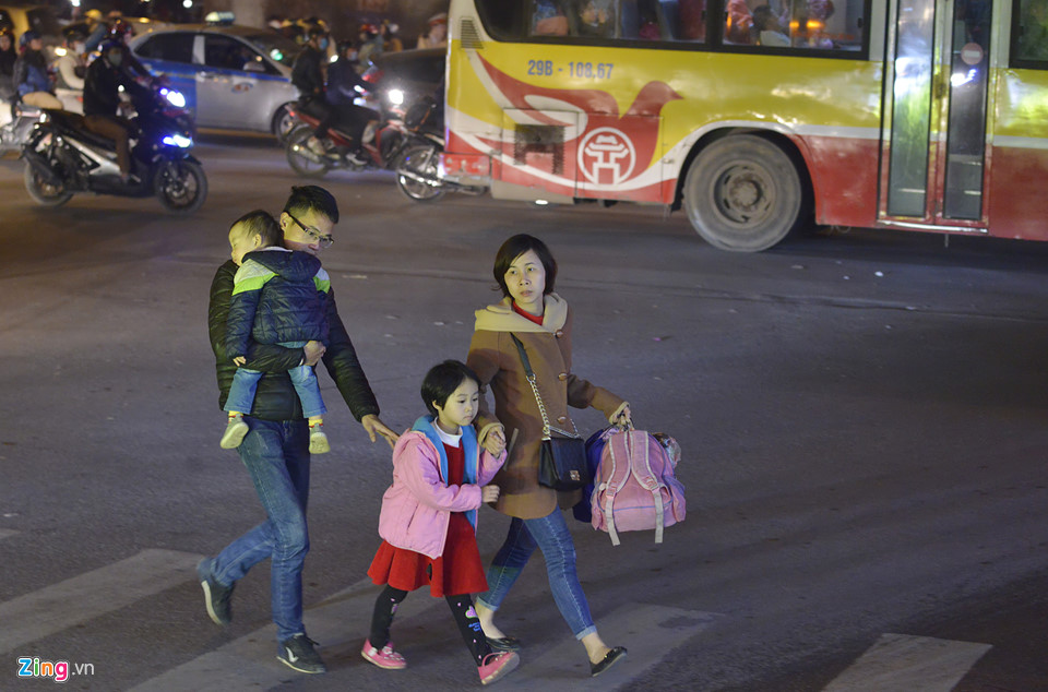 Xe cộ chật vật trở lại thành phố ngày đầu năm mới